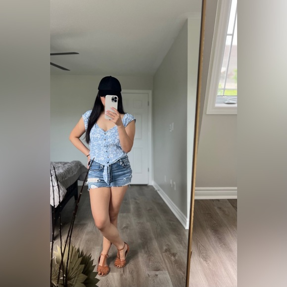 Floral Knot Hem Top - Picture 3 of 3